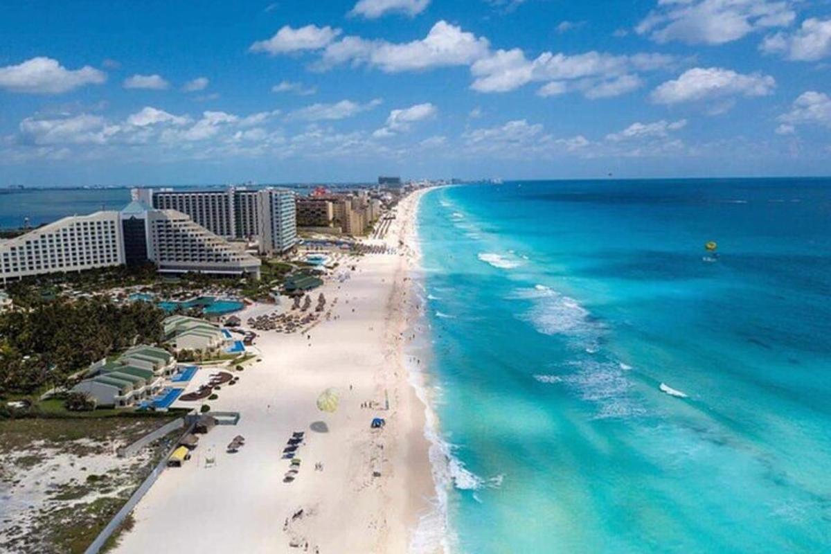 pemandangan udara pantai dengan hotel dan lautan