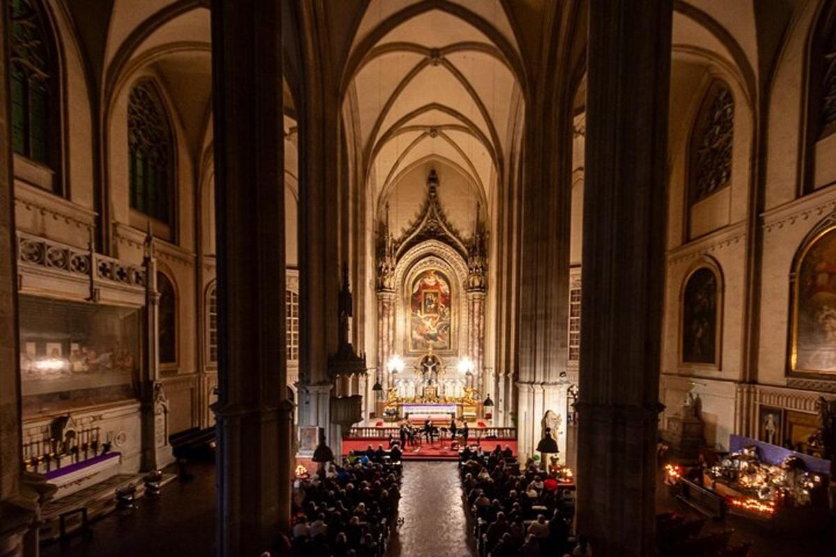 velký kostel s velkou místností a lidmi v něm