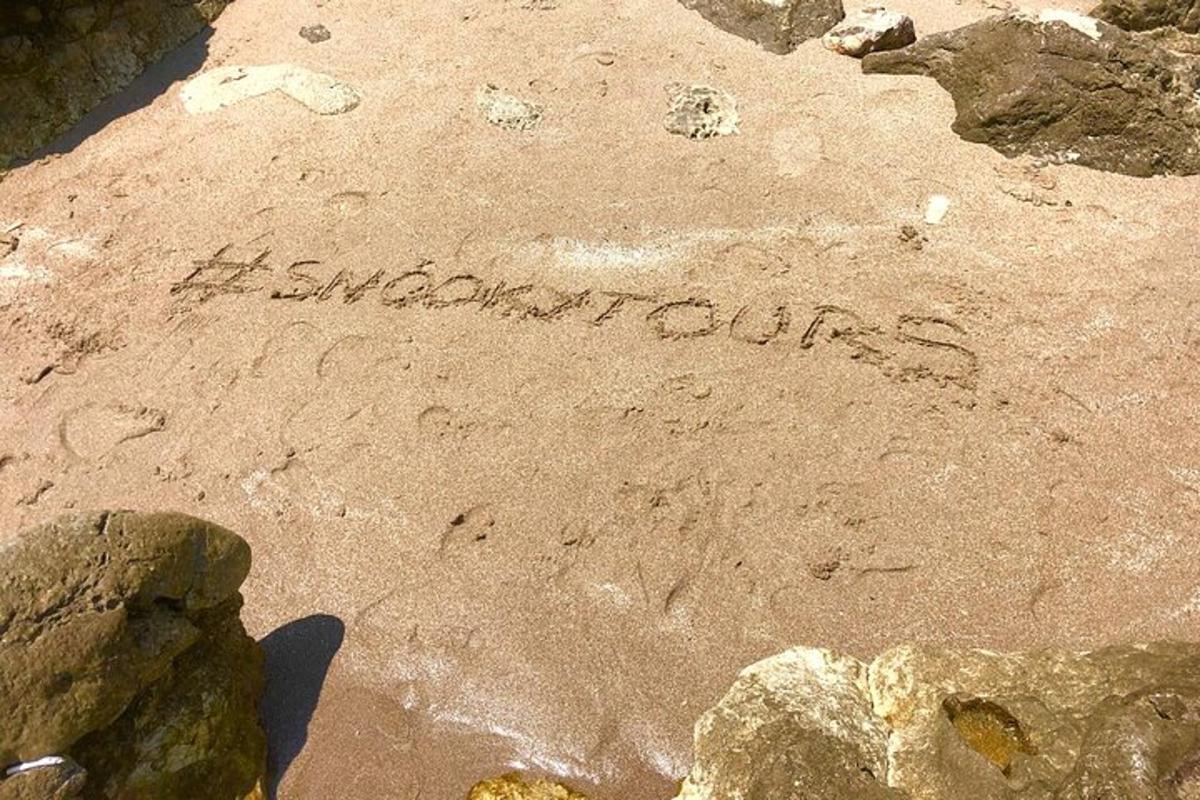 inskripsi yang ditulis dalam pasir di pantai