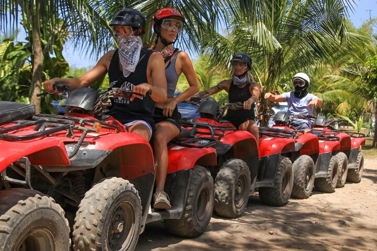 un grup de oameni care călătoresc pe ATV-uri cu patru roți