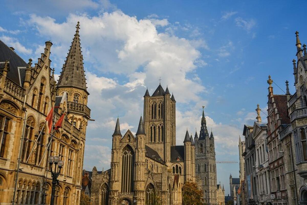 un grande edificio con una torre dell'orologio in una città