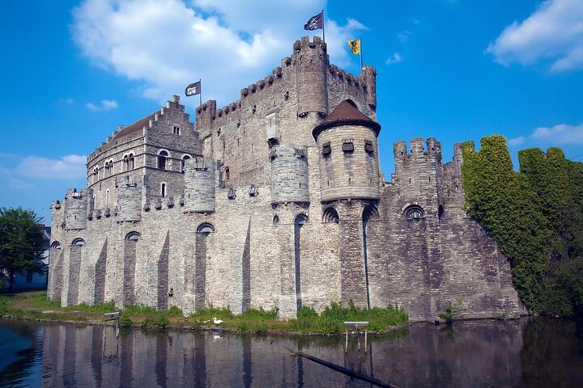 un vecchio castello con bandiere in cima