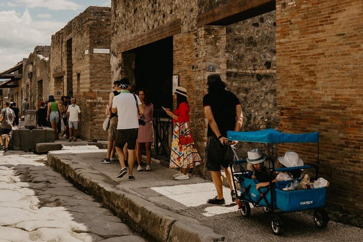 skupina ljudi, ki hodijo po ulici z otroškim vozičkom