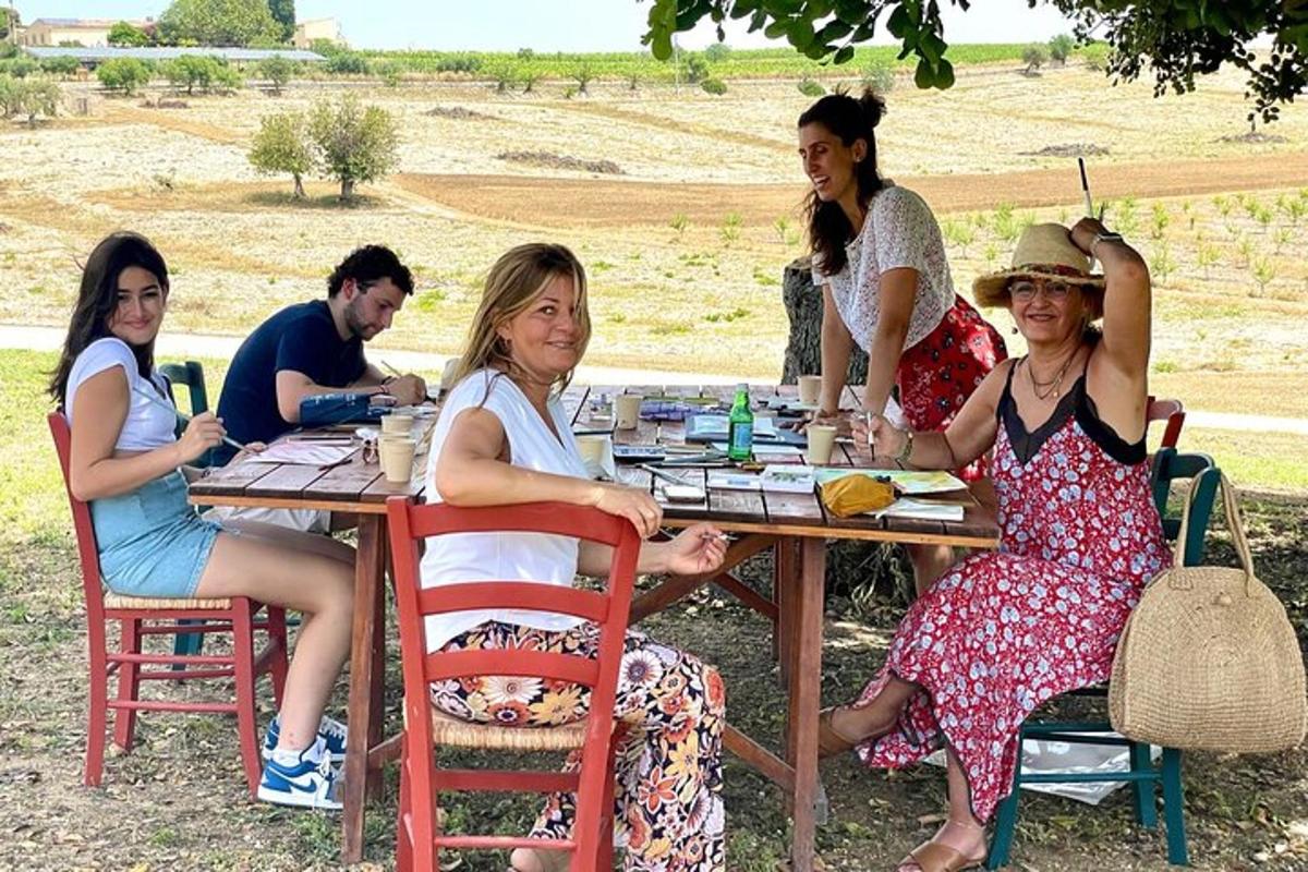 un gruppo di persone sedute a un tavolo