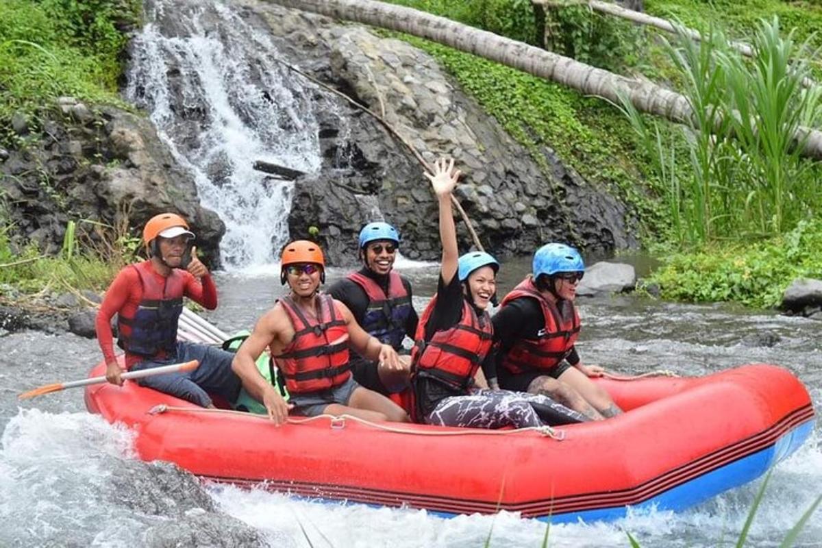 sekelompok orang di atas rakit di sungai