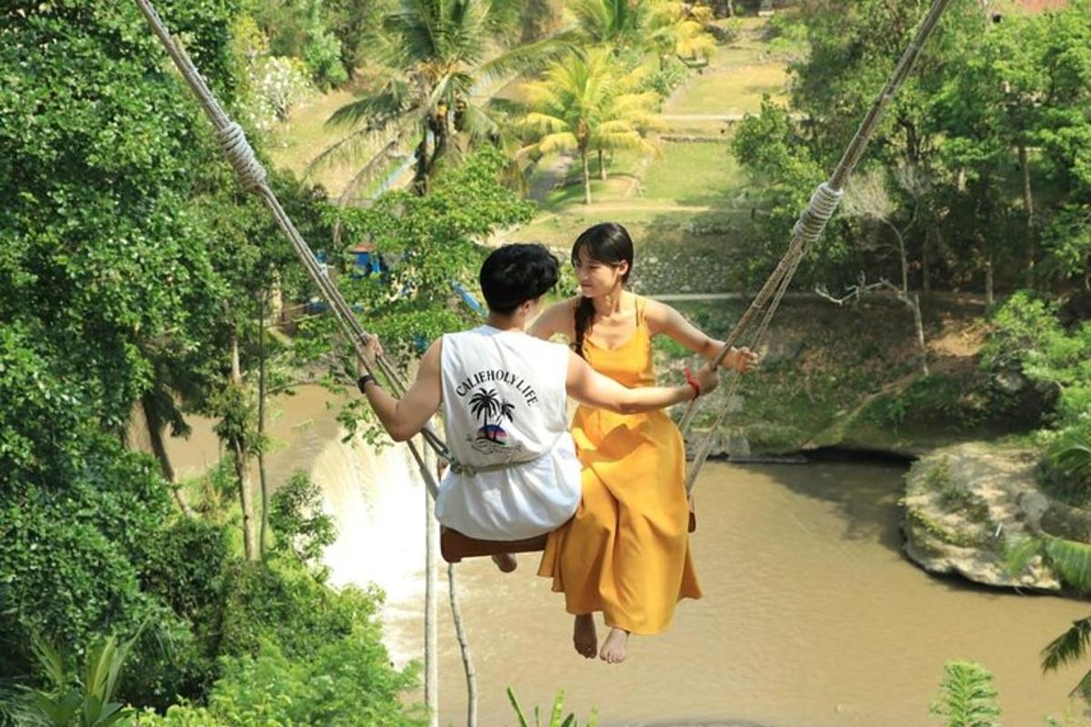 dua orang menyeberangi jembatan gantung di atas sungai