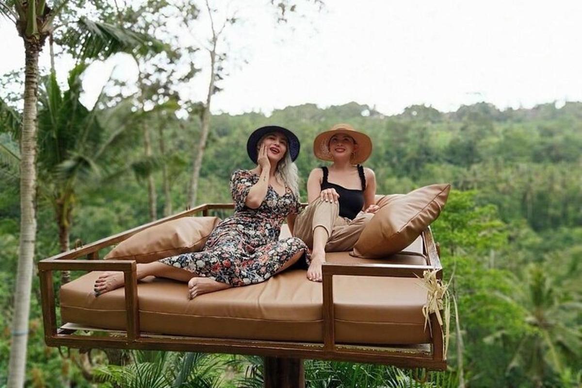 dua wanita bertopi duduk di sofa