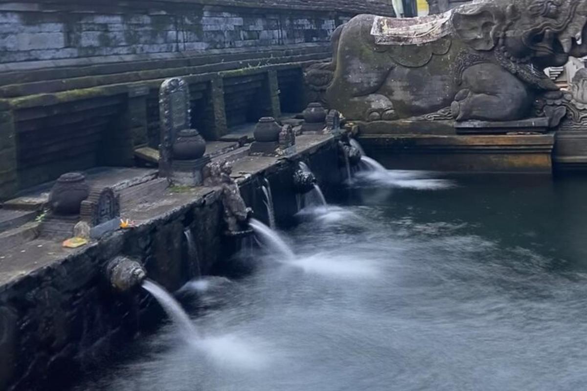 un gruppo di fontane in una pozza d'acqua