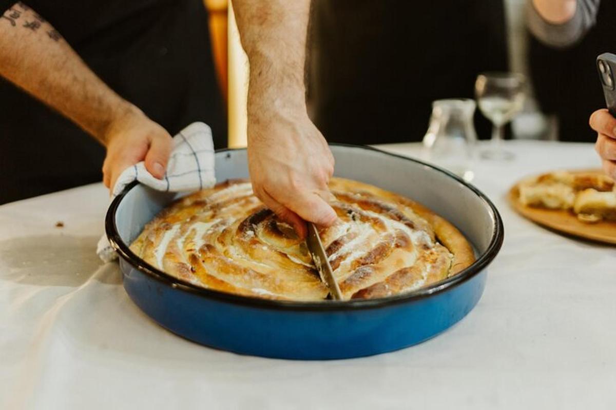 una persona sta preparando il cibo in una padella