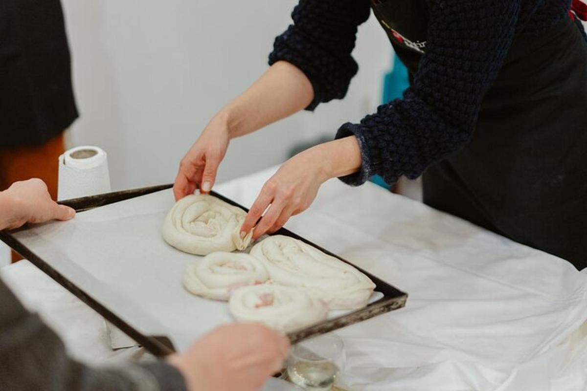 um grupo de pessoas preparando donuts em uma mesa
