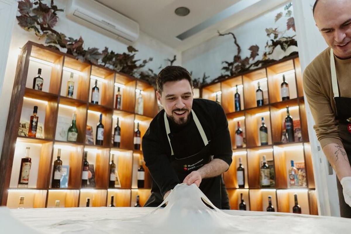 due uomini in una stanza con bottiglie di vino