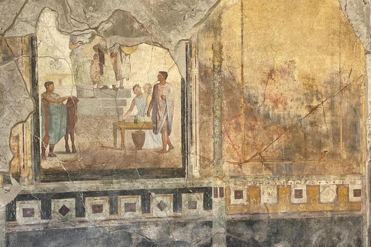 una pintura en la pared de una habitación de un edificio