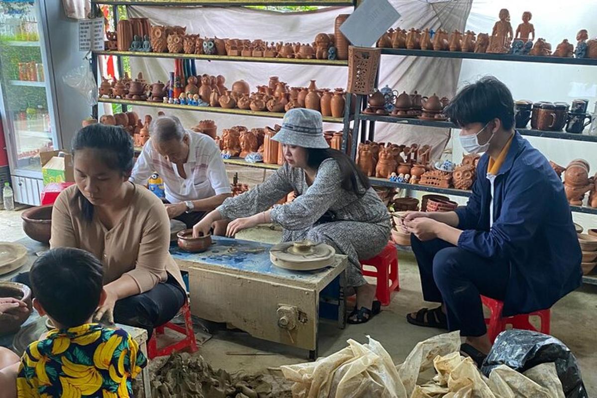 Un grupo de personas sentadas alrededor de una mesa en una tienda.