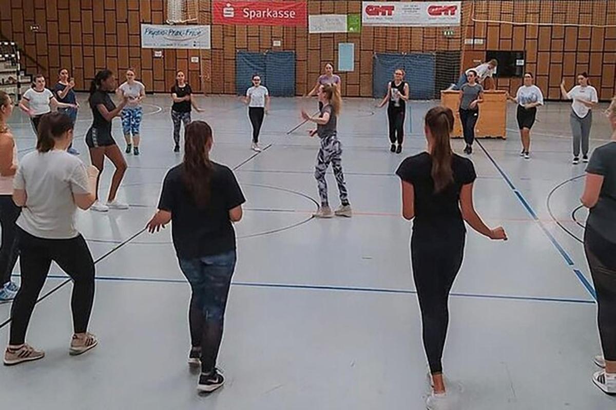 skupina ľudí tancujúcich na basketbalovom ihrisku