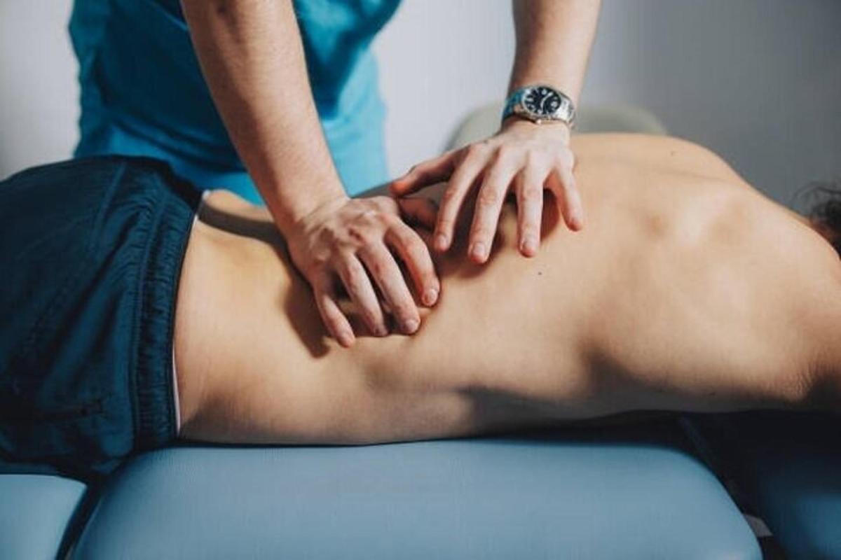 žena dostává masáž zad od terapeuta