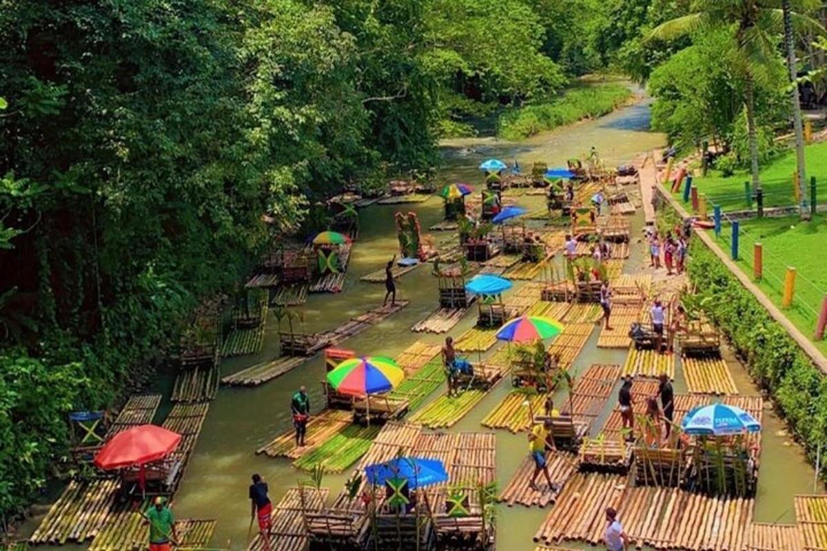 một nhóm bàn có ô trong công viên