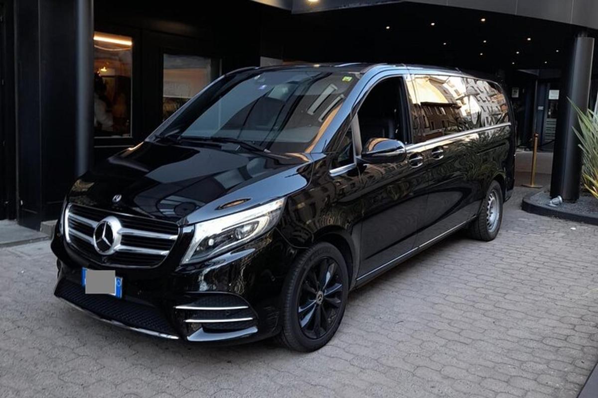 dodávka Mercedes Benz zaparkovaná před budovou