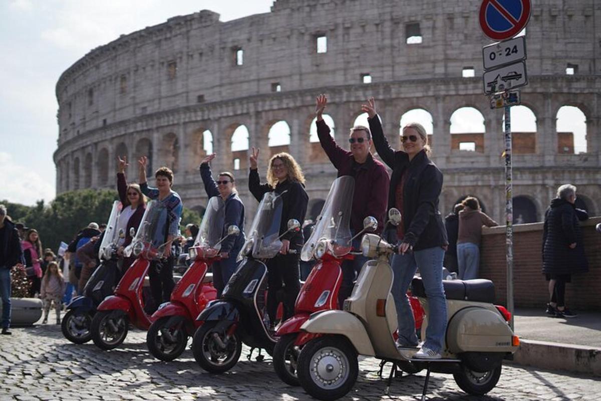un gruppo di persone in scooter davanti al Colosseo