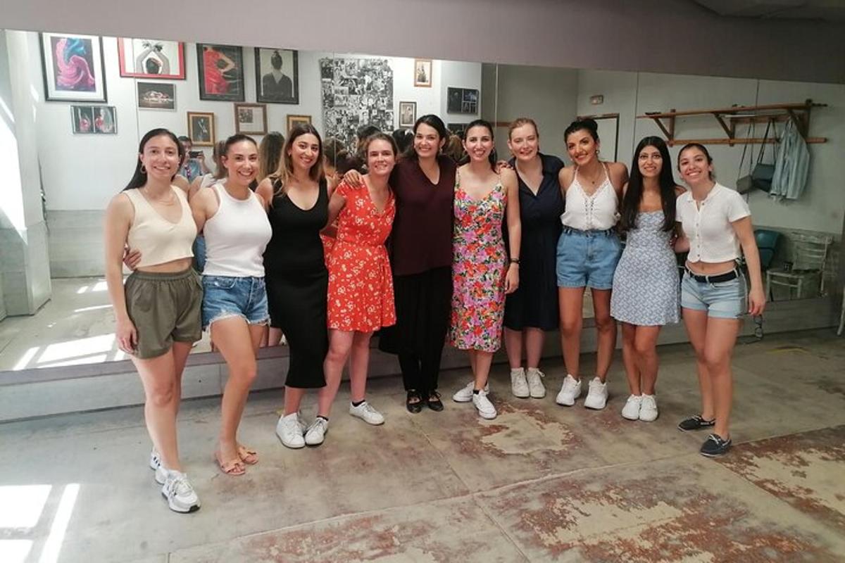 eine Gruppe von Frauen, die in einem Raum für ein Foto posieren