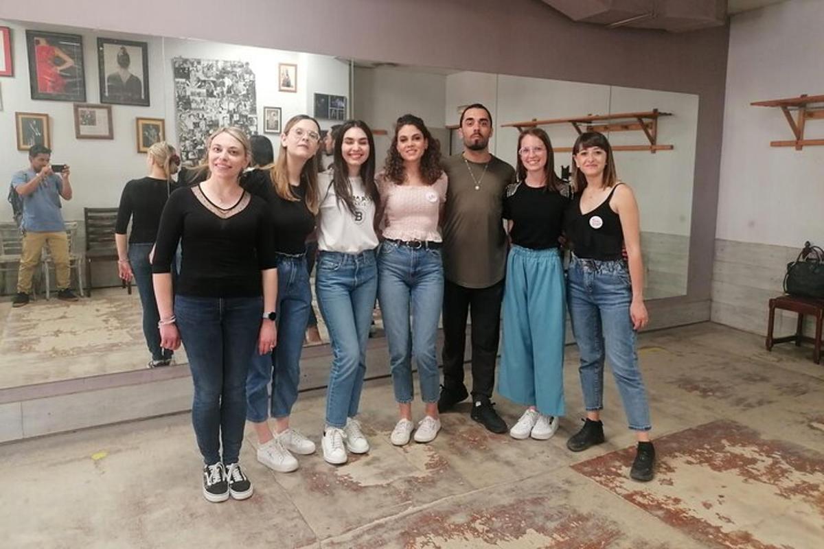 קבוצת אנשים מצטלמת בחדר