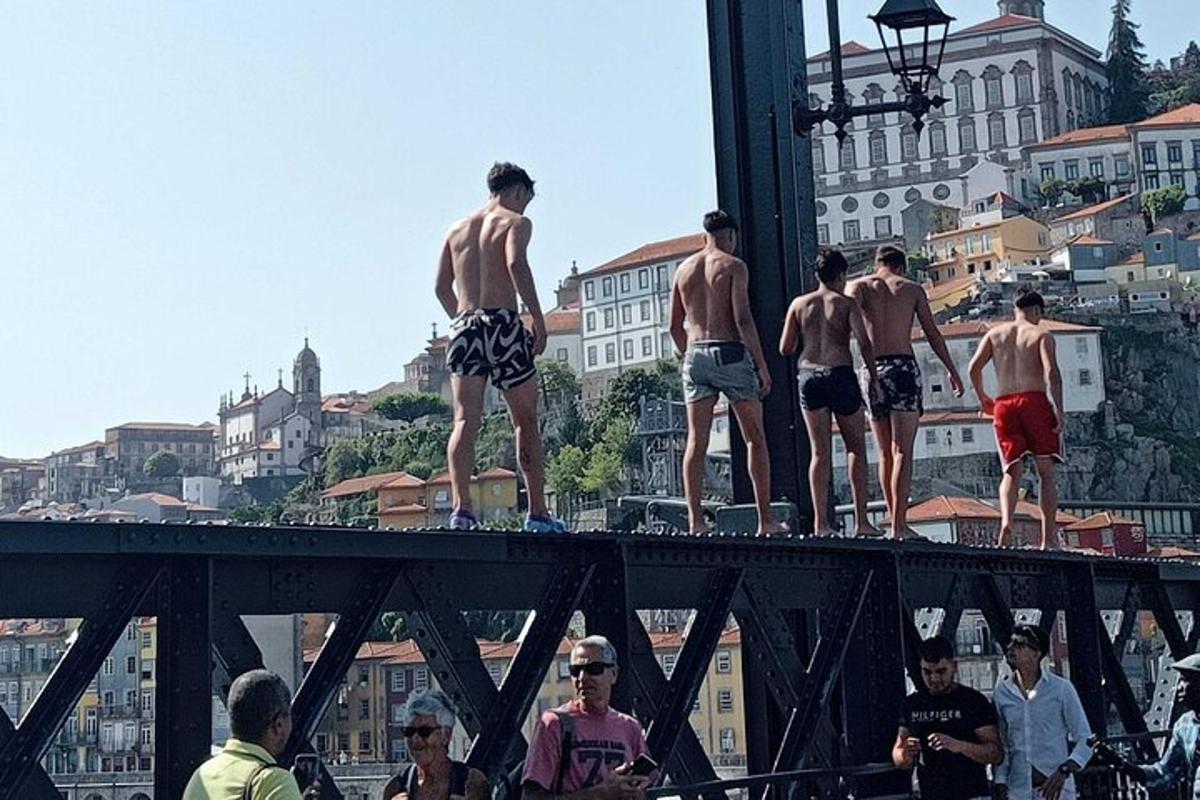 skupina mužů kráčejících po mostě
