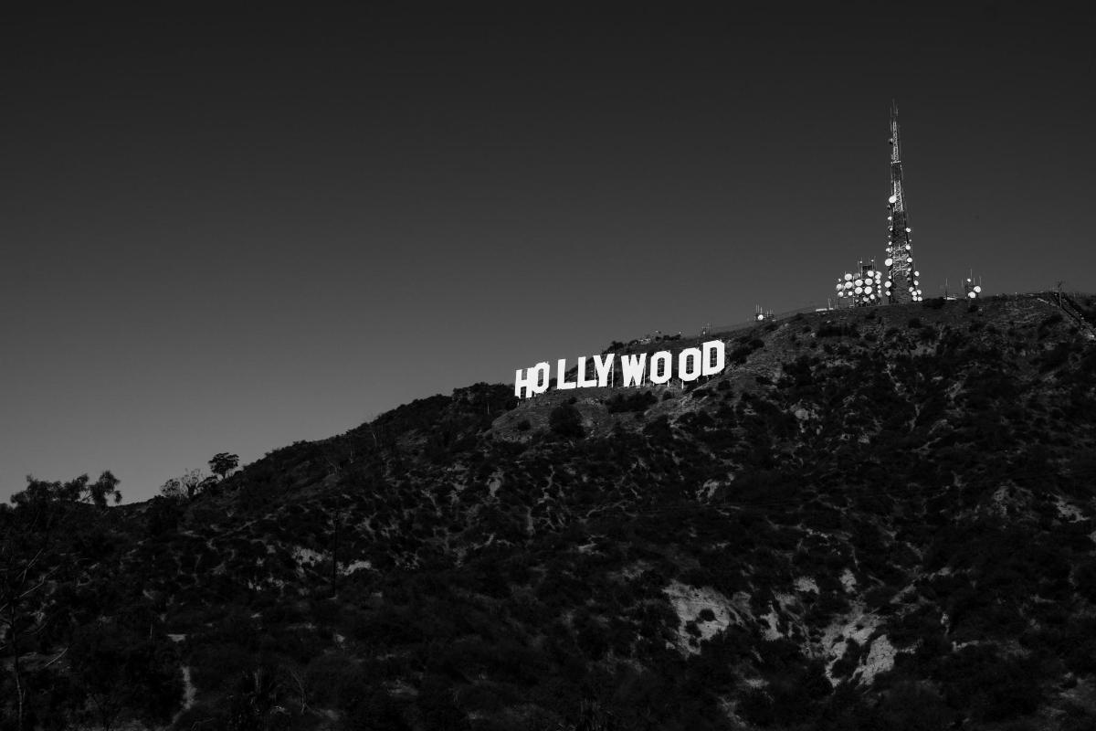 um letreiro de Hollywood iluminado no topo de uma montanha