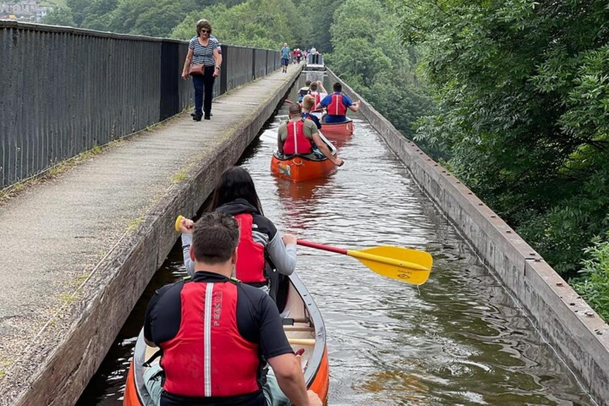 un grupo de personas en kayaks en un río