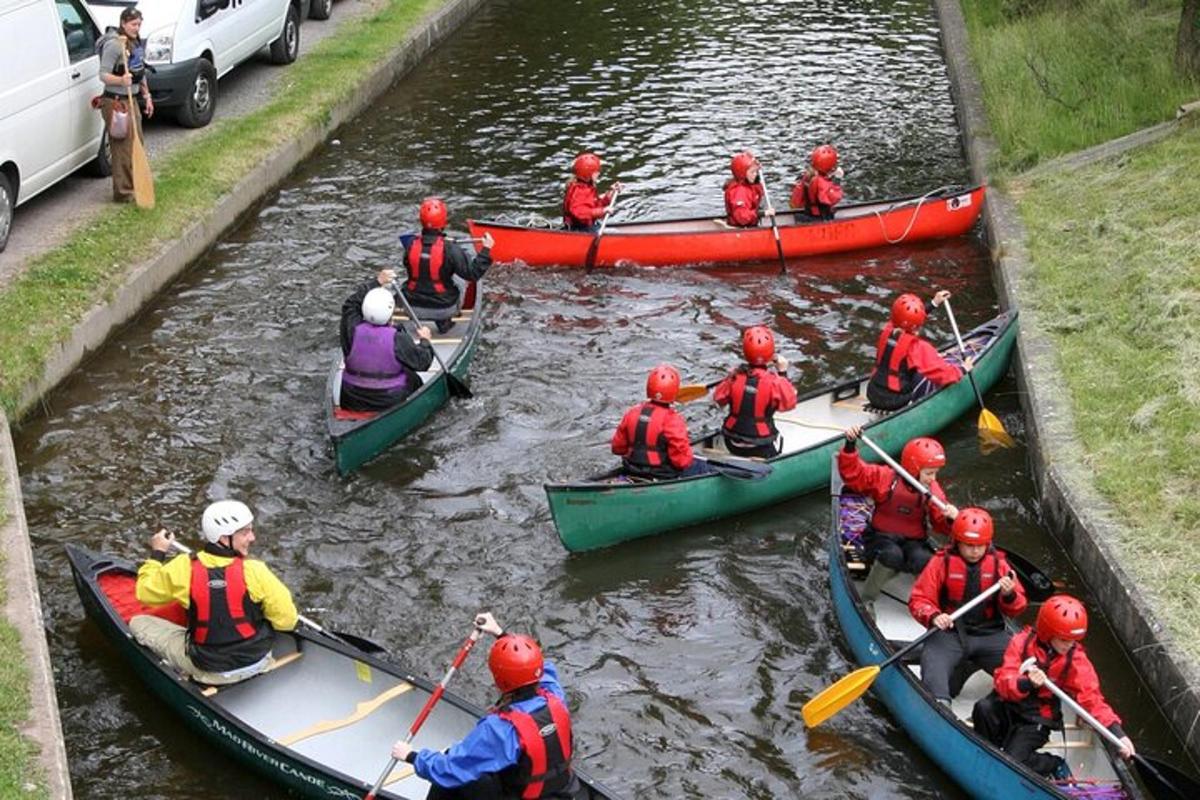 sekumpulan orang berkayak di sungai
