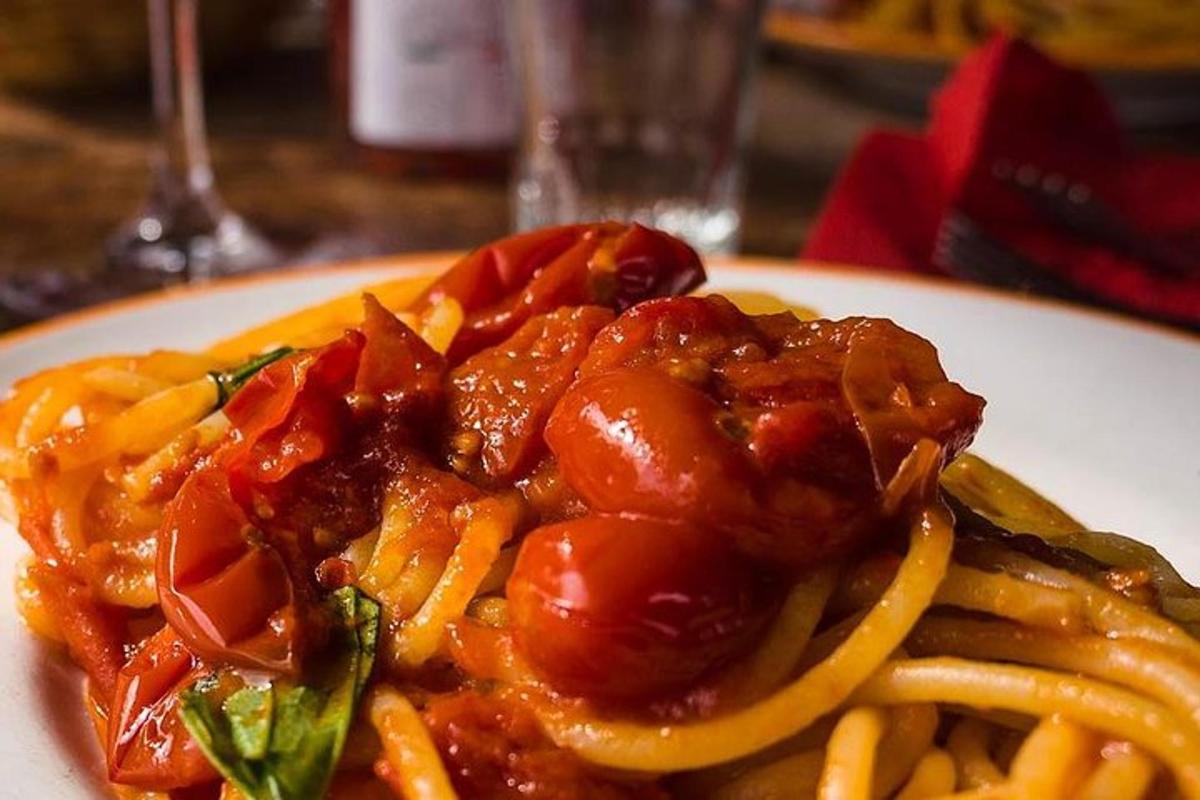 sepinggan pasta dengan daging dan sos tomato