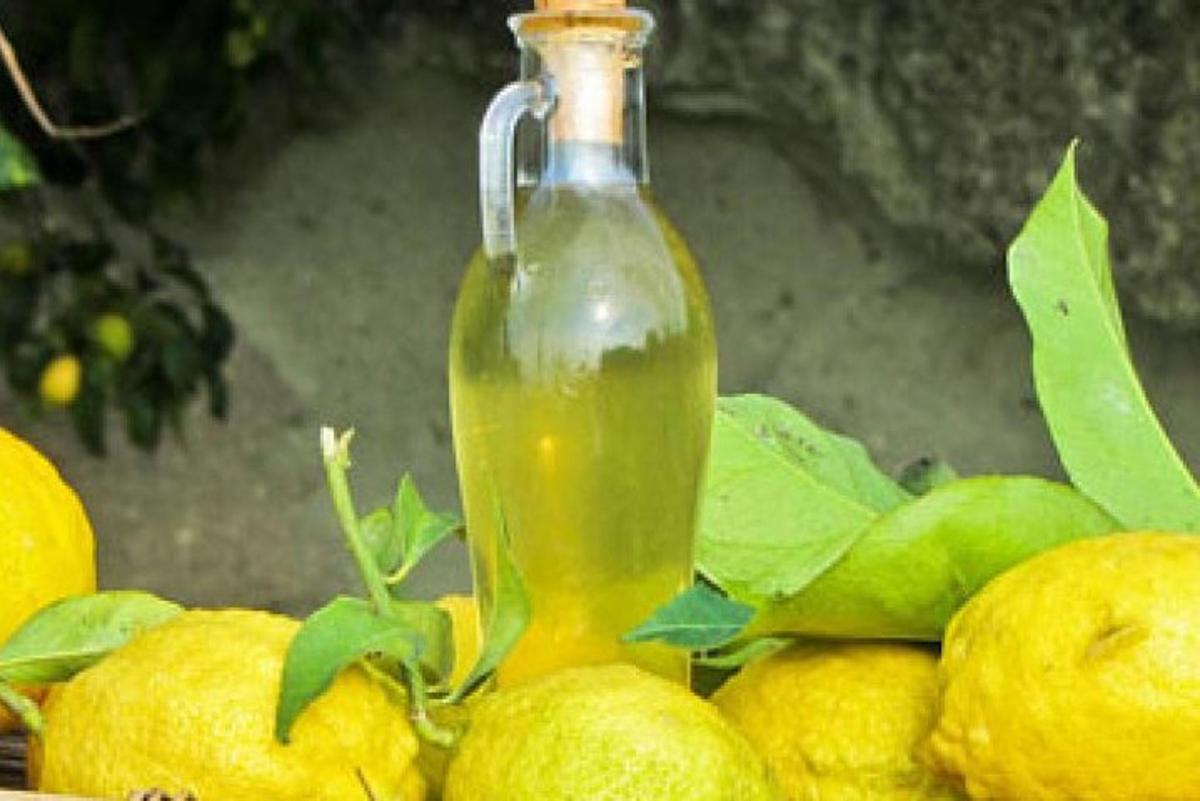 sebotol jus lemon duduk di atas timbunan lemon
