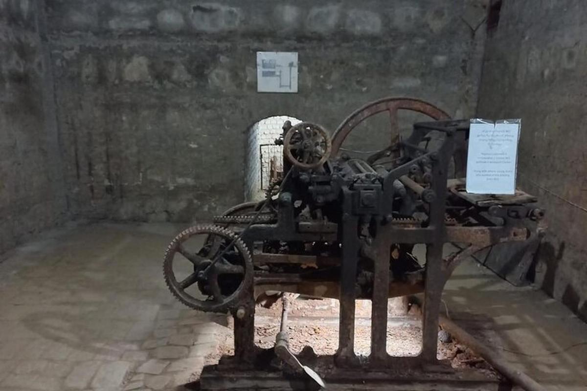 een oude machine in een kamer in een kasteel