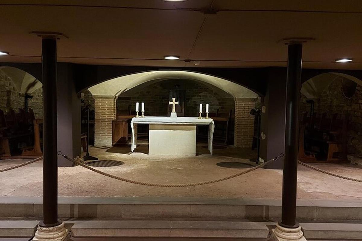 altar, mille peal on laud risti ja küünaldega