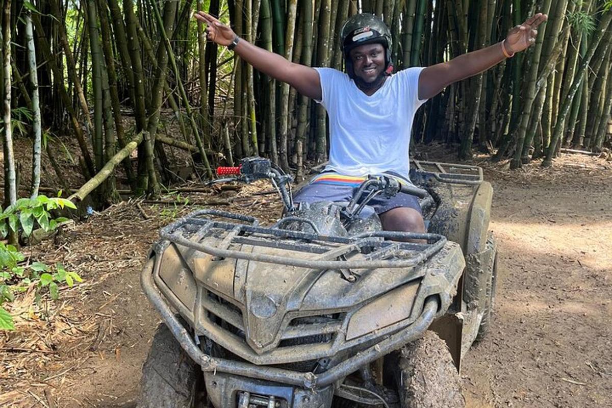 mees ATV-l käed õhus