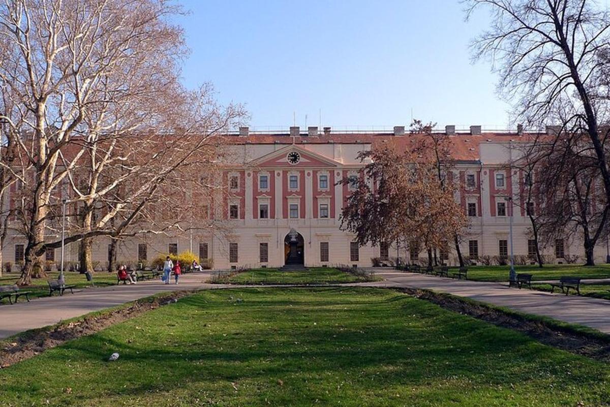 un grande edificio in mattoni con un prato davanti