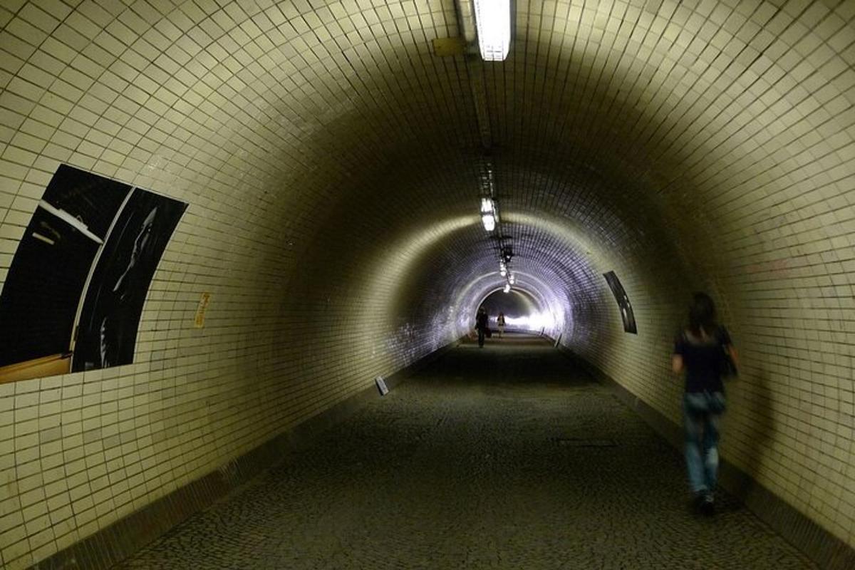 un tunnel con una persona che lo attraversa