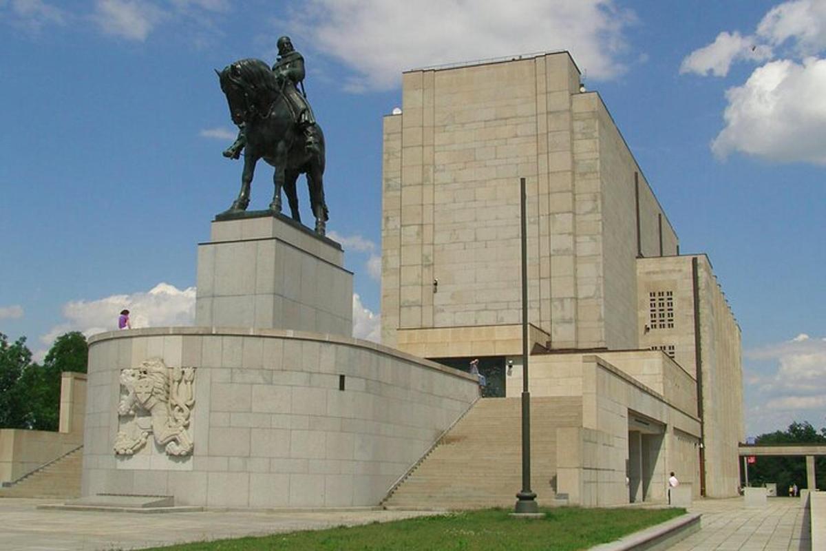 una statua di un uomo a cavallo davanti a un edificio
