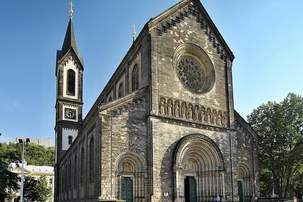 Una antigua iglesia de piedra con una torre de reloj