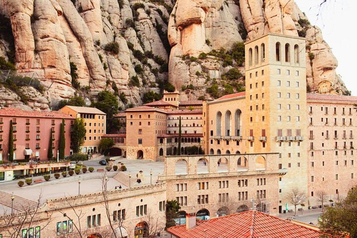 un grande edificio con una torre di fronte a una montagna