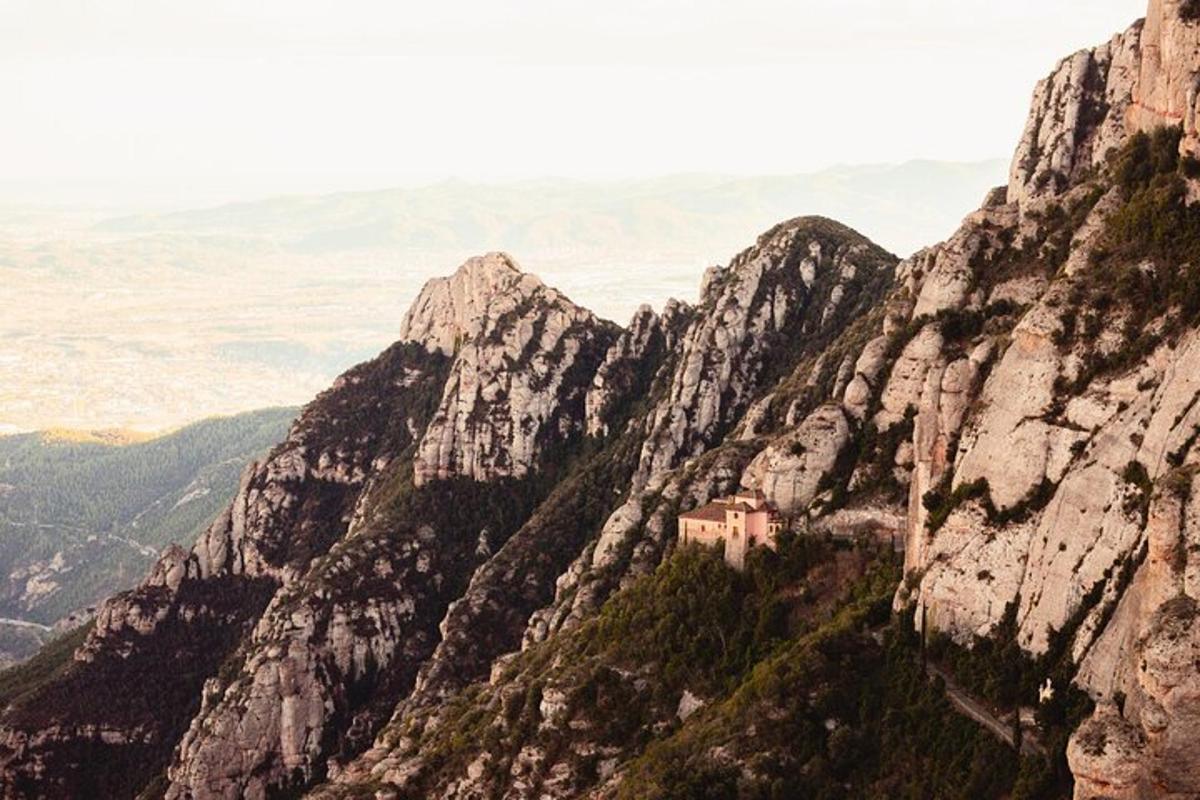 una montagna con un monastero in cima
