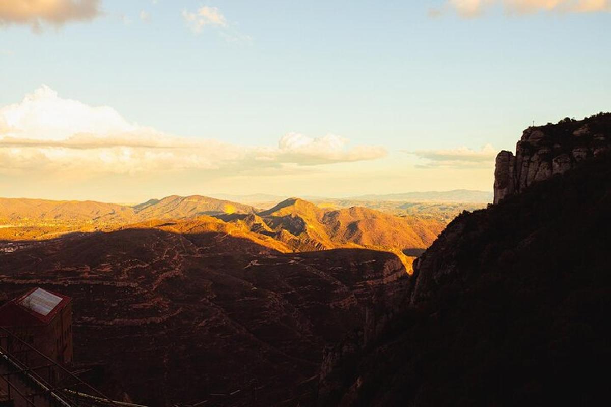 una vista di un canyon dalla cima di una montagna