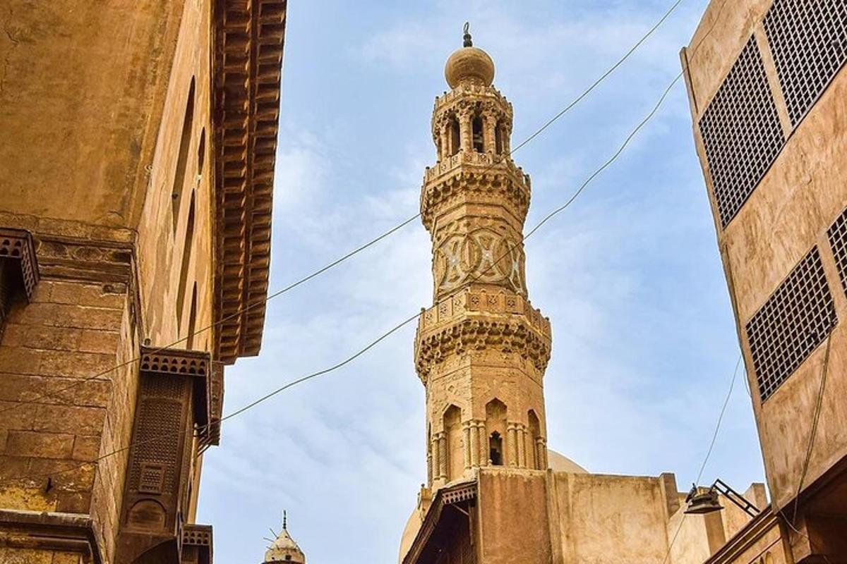 برج ساعة طويل في منتصف الشارع