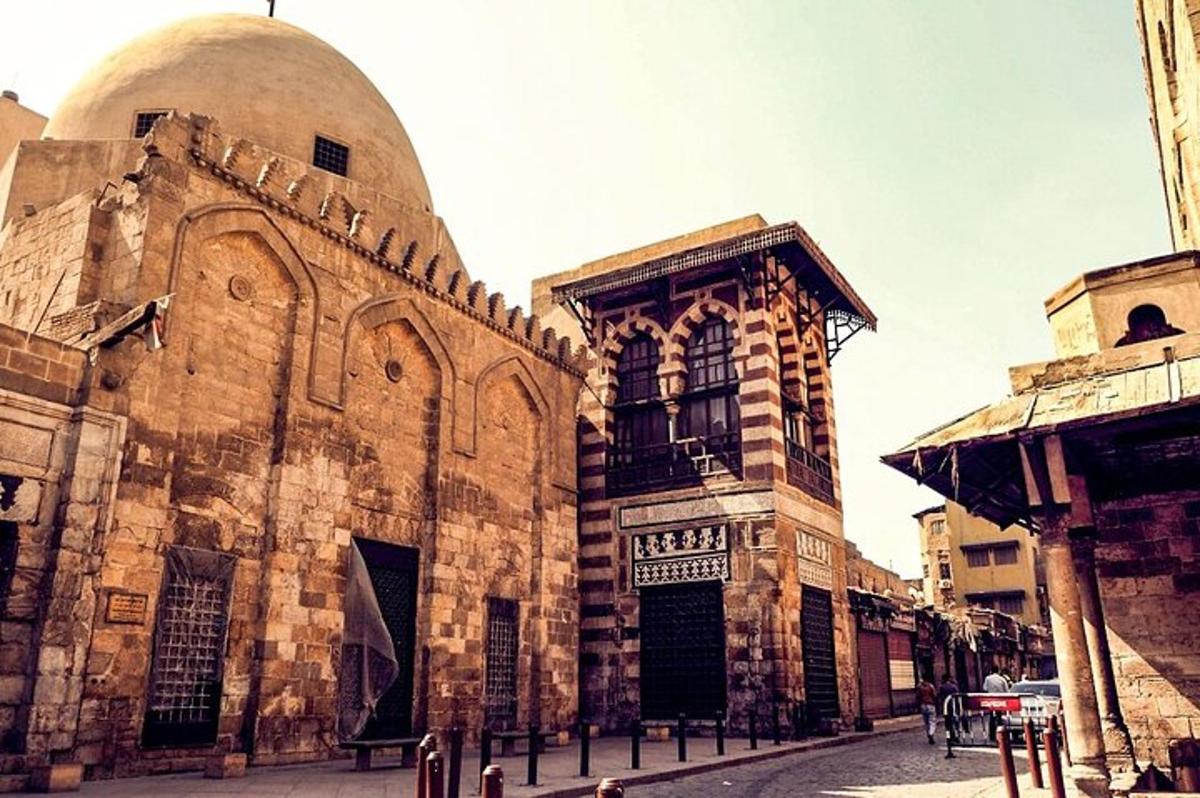مبنى حجري قديم ذو قبة في شارع