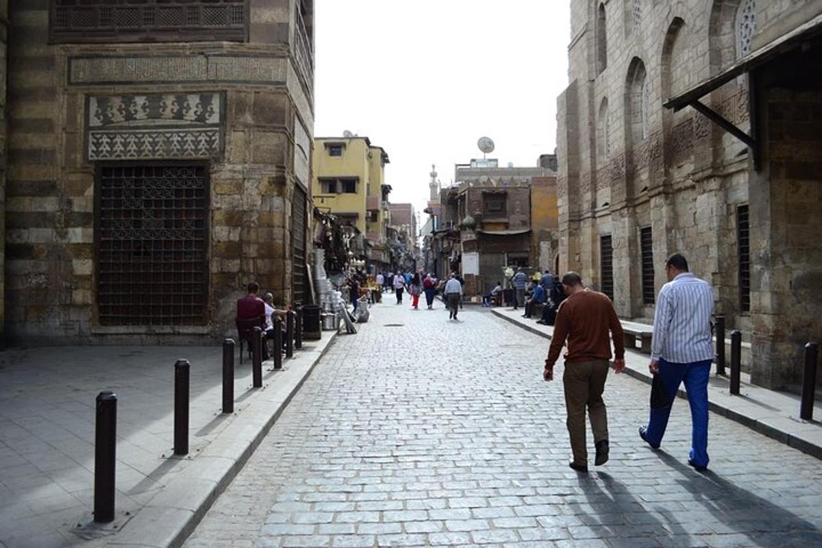 رجلان يسيران في أحد شوارع المدينة