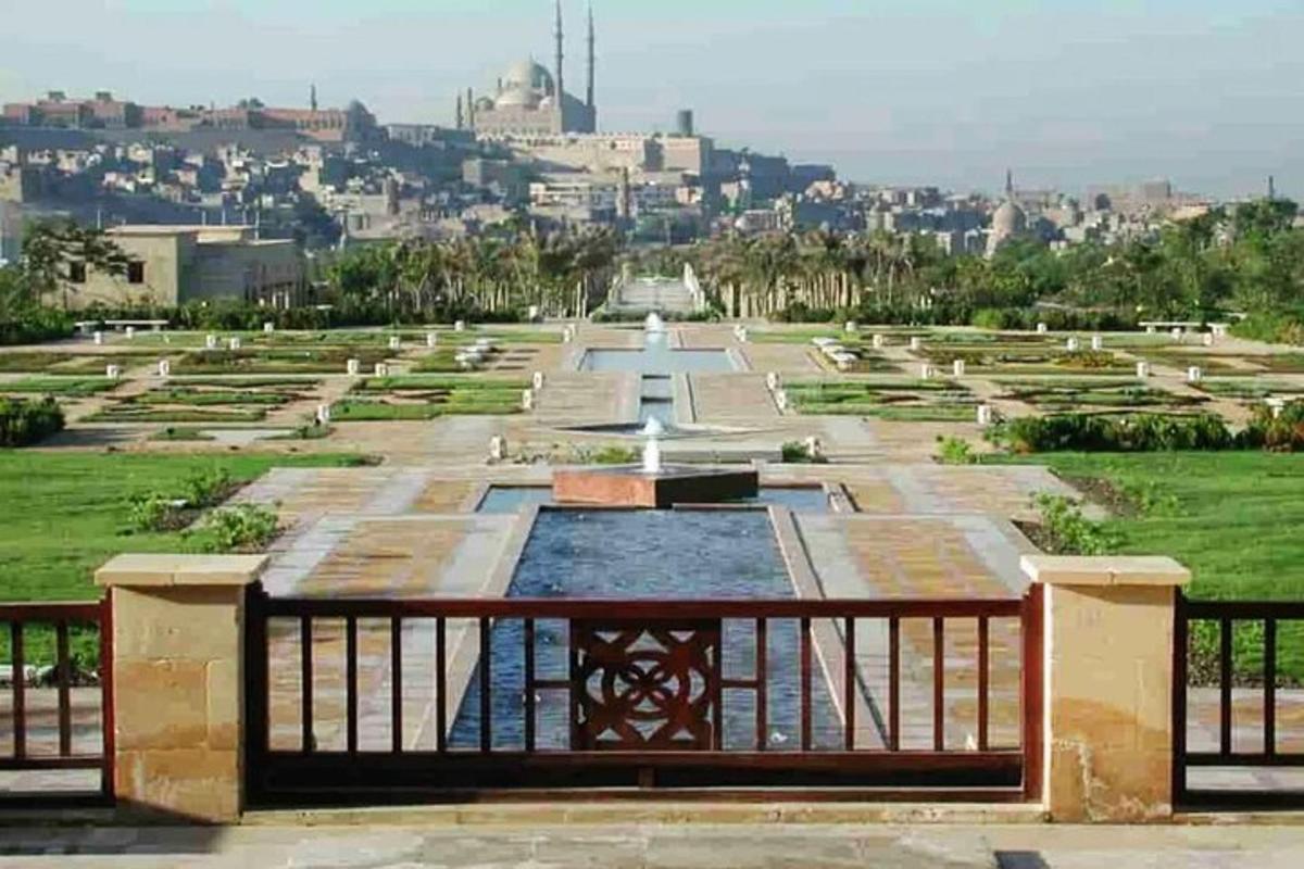 منظر لحديقة بها نافورة ومقبرة