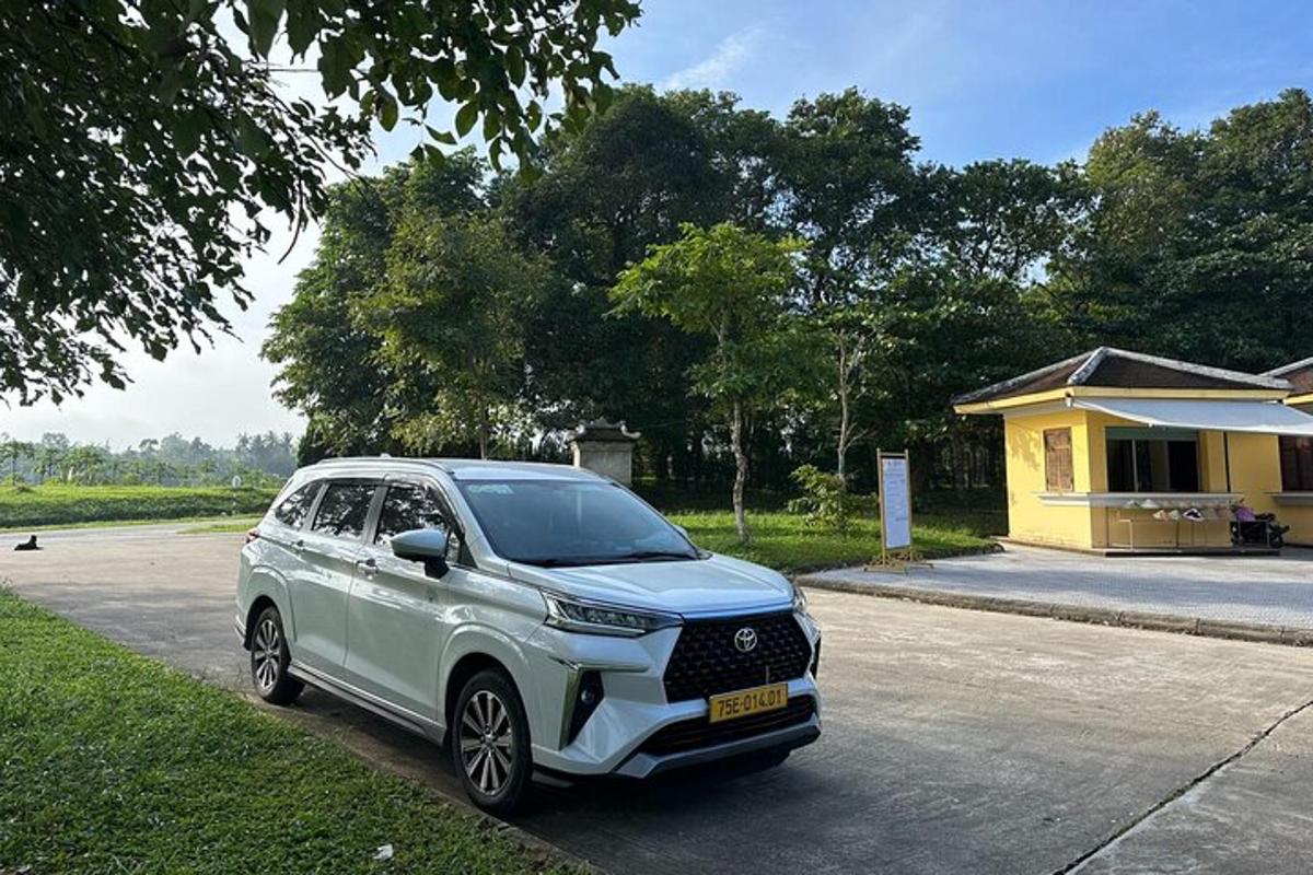um SUV branco estacionado em frente a uma casa