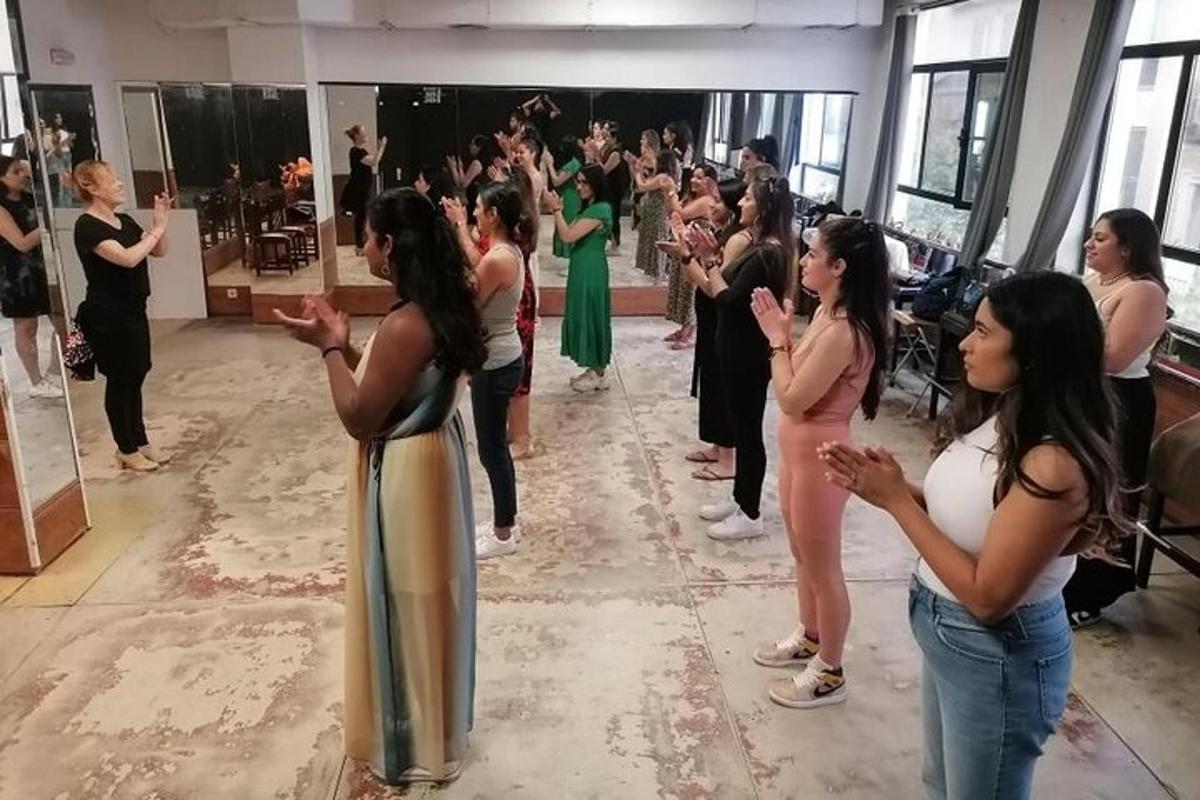 un grup de dones dempeus davant d'una multitud