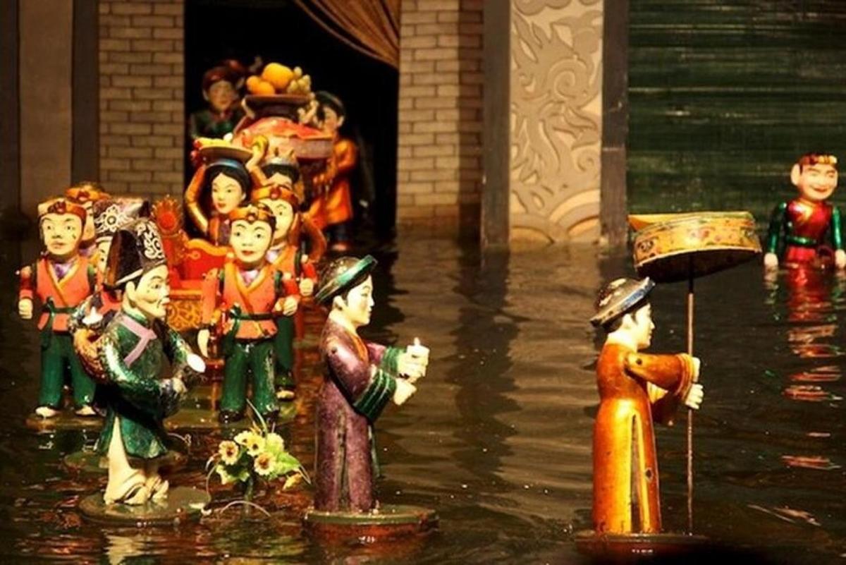 un gruppo di figurine in acqua in una stanza