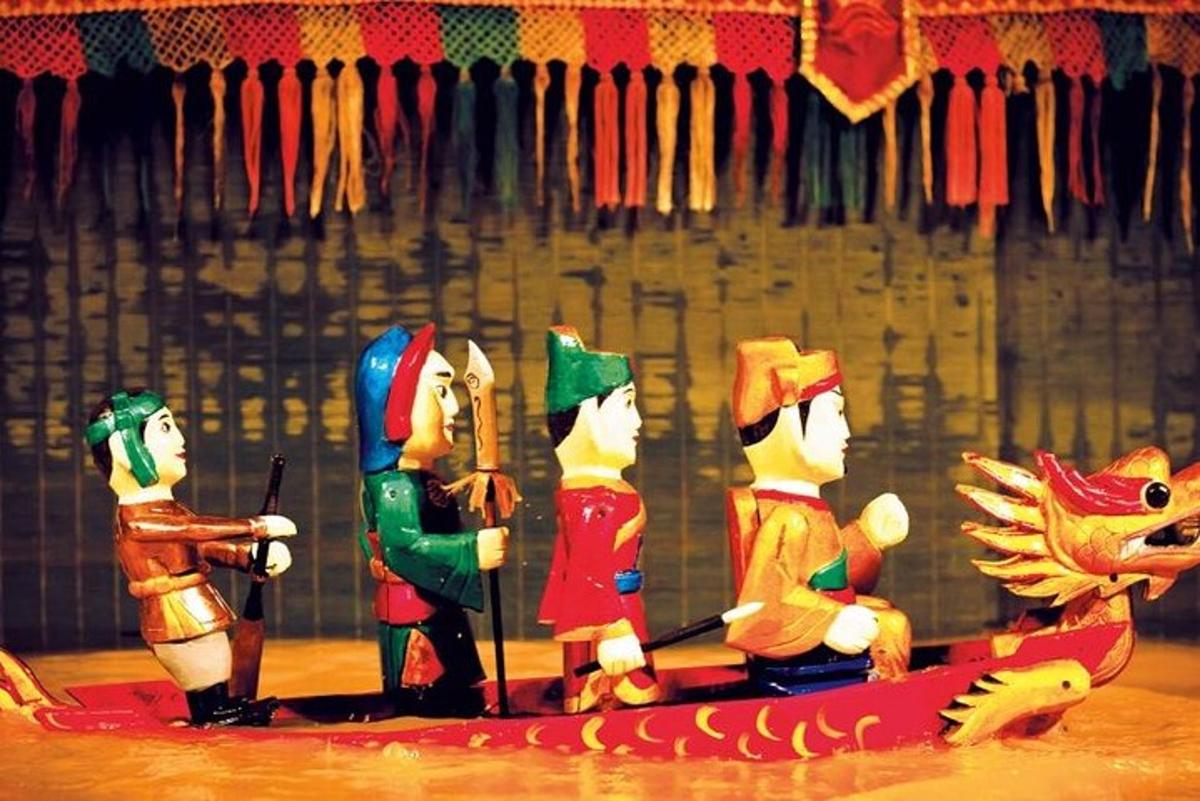 un gruppo di statuette di legno su una barca a remi