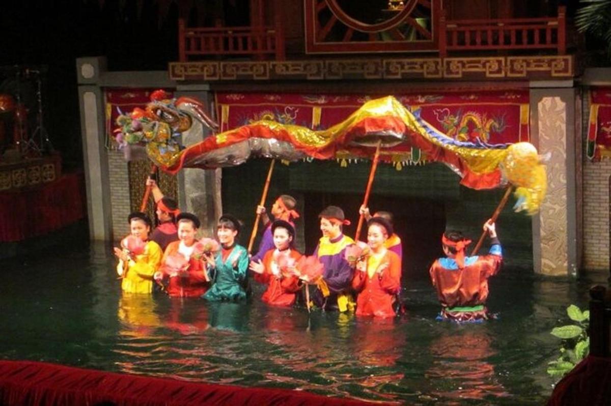 un gruppo di bambini è in acqua durante uno spettacolo