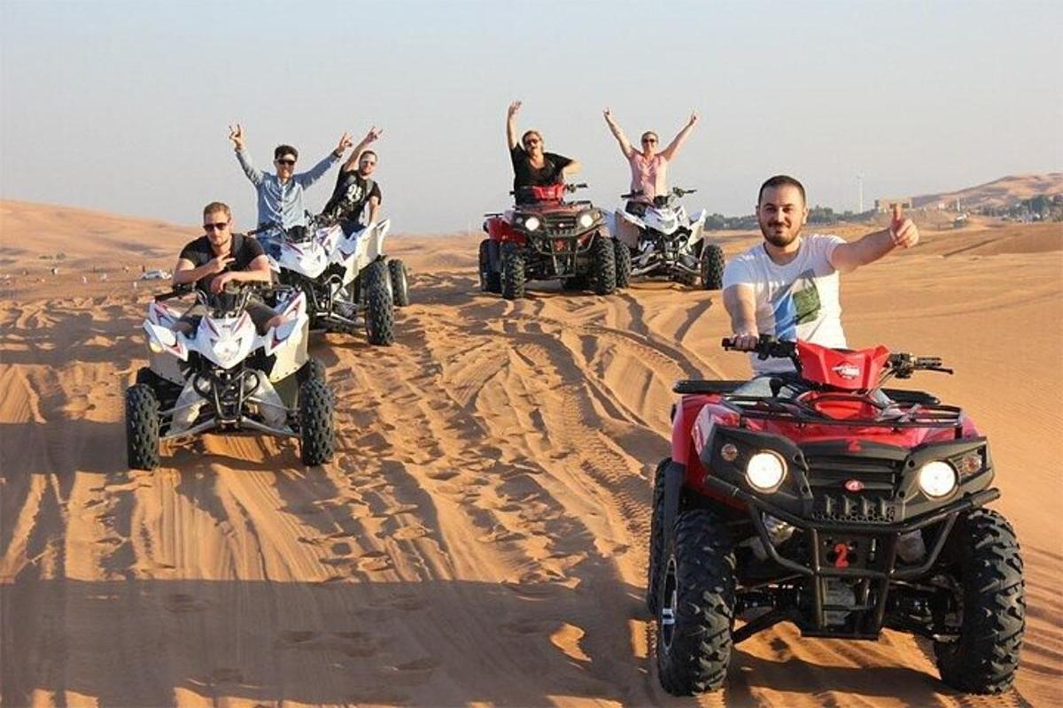 um grupo de pessoas em quadriciclos no deserto
